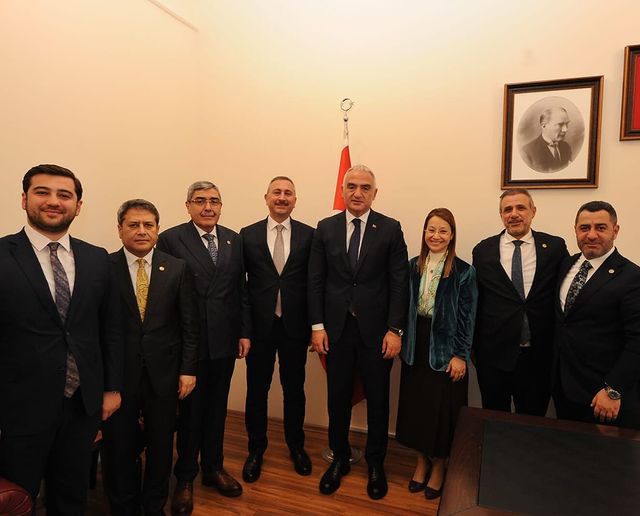 AK Parti Heyeti, Bakan Ersoy'u Gaziantep'te yapılacak kültür ve turizm projeleri hakkında bilgilendirdi.