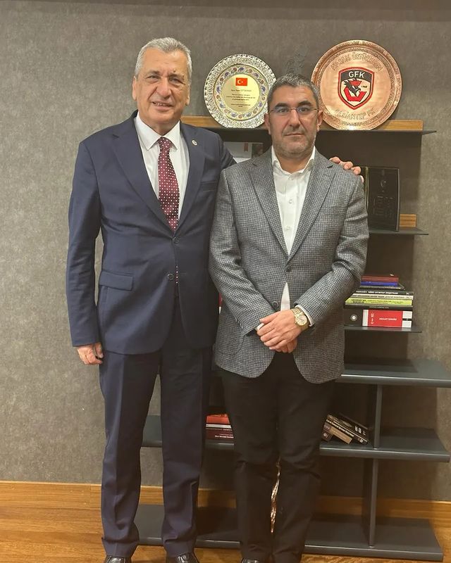 Gaziantep Milletvekili Hasan Öztürkmen, avukat yeğeni İbrahim Öztürkmen'in ofis ziyaretinden memnuniyetini dile getirdi.