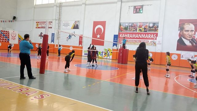 Kahramanmaraş Gençlik ve Spor İl Müdürlüğü, Yıldız Kızlar Voleybol İl Birinciliği düzenlediği etkinlikte dereceye giren takımlara ödüllerini verdi.