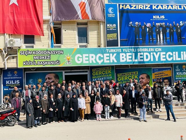 Kilis'teki Törende AK Parti'ye Yeni Üyelerin Rozetleri Takıldı