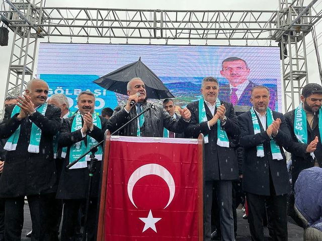 Ak Parti Adıyaman Milletvekili Hüseyin Özhan, Gölbaşı'ndaki açılışta destekçileriyle buluştu.