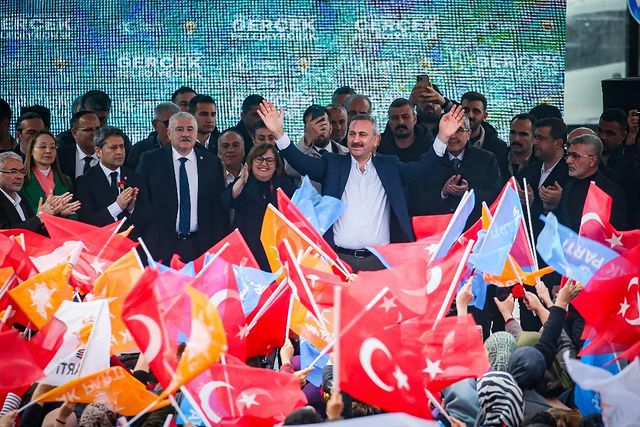 Gaziantep Milletvekili Abdülhamit Gül, Nizip ilçesinin gelişimi için yapılan çalışmaları değerlendirdi.