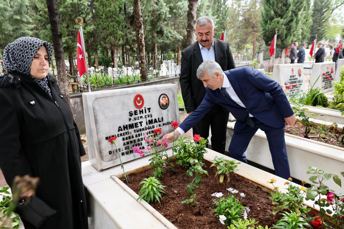 Vali Ünlüer, Kahramanmaraş'ta Şehitlikleri Ziyaret Etti ve Bayram Mesajı Verdi