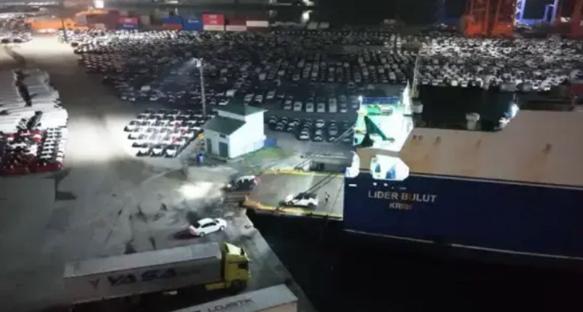 Haydarpaşa Limanı'nda Gece Mesaisi: 2026 Model Yüzlerce Araç İndirildi