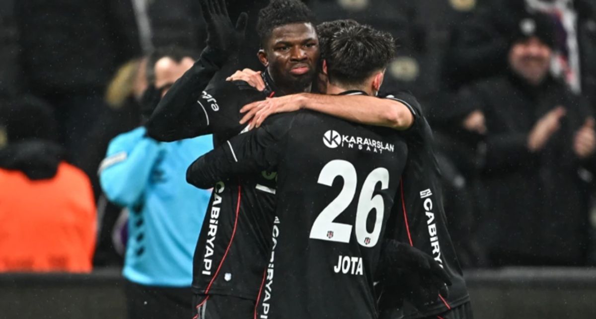 Dolmabahçe’de protesto: Beşiktaş tribünlerinden “İstifa” sesleri