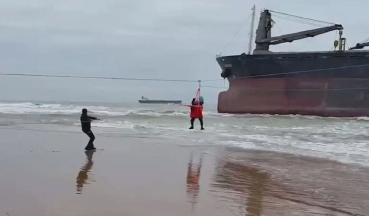 İstanbul'da Karaya Oturan Gemideki Kaptan Kurtarıldı