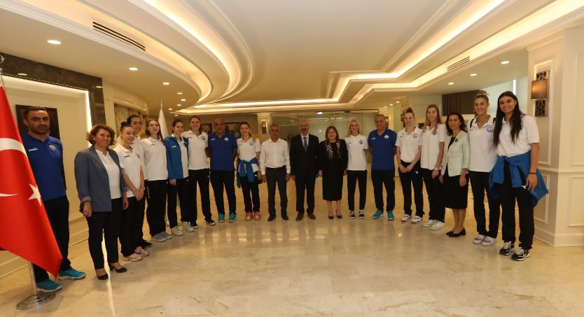 Merinos Voleybol Takımı'ndan Fatma Şahin'e ziyaret