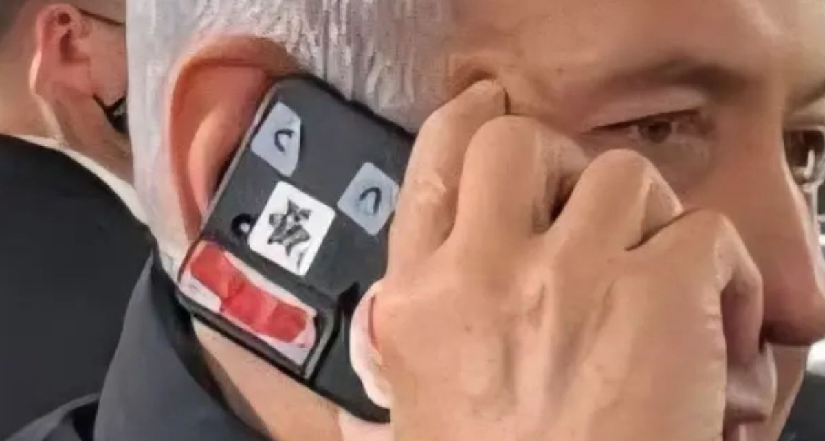 Netanyahu'nun Telefon Kamerasını Bantla Kapattığı Görüntüler Dikkat Çekti