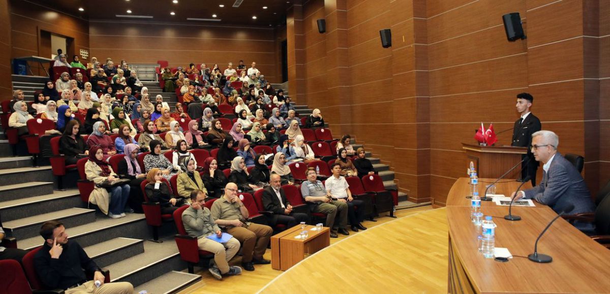 Gaziantep Üniversitesi'nde Hz. Peygamber’in Örnekliği Konulu Konferans Düzenlendi