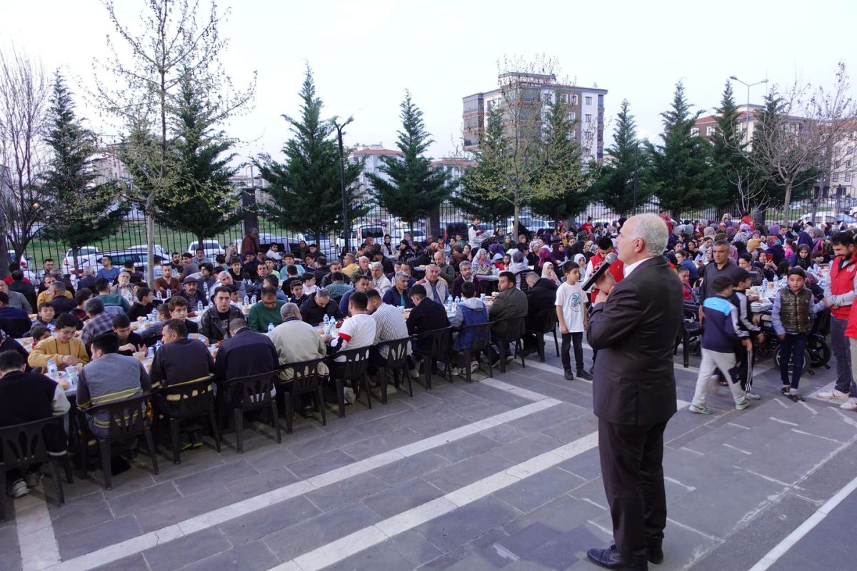 Karataş Eruslu Camii'nde düzenlenen Mahalle İftar Programı büyük ilgi gördü