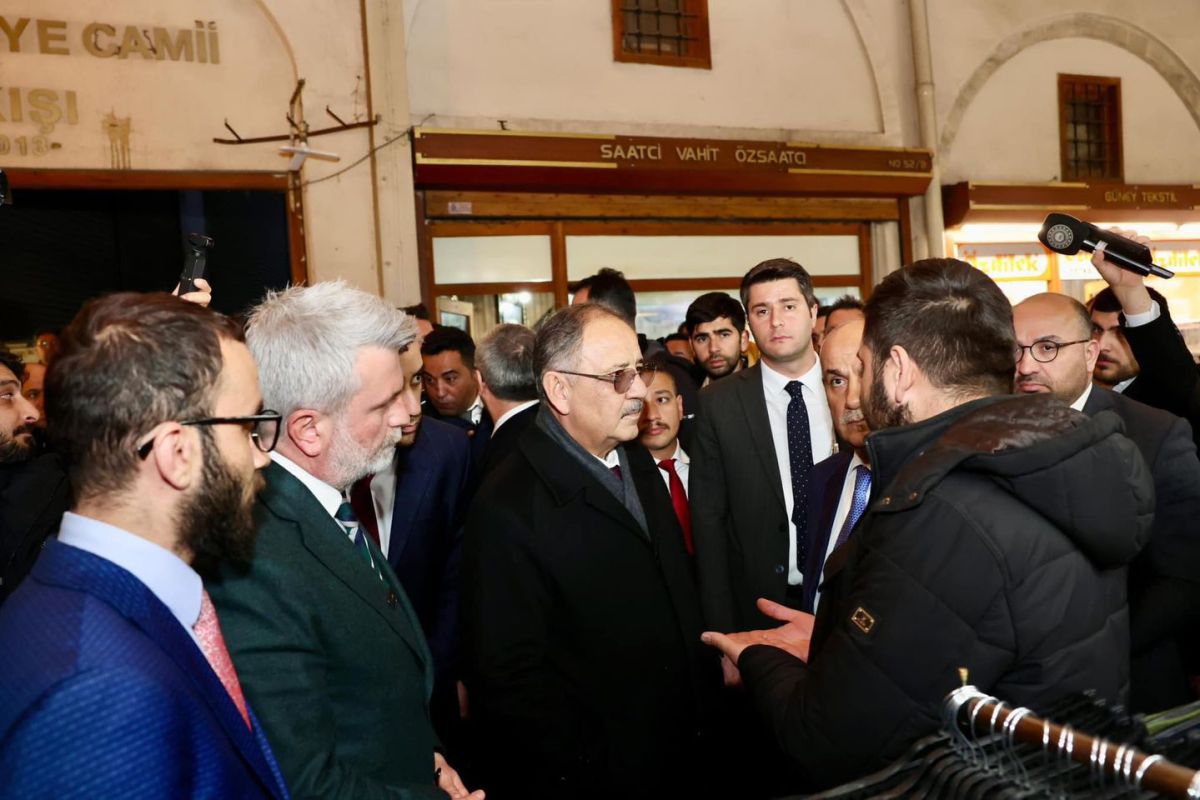 Çevre Bakanı Mehmet Özhaseki, Kahramanmaraş'ta esnafı ziyaret etti