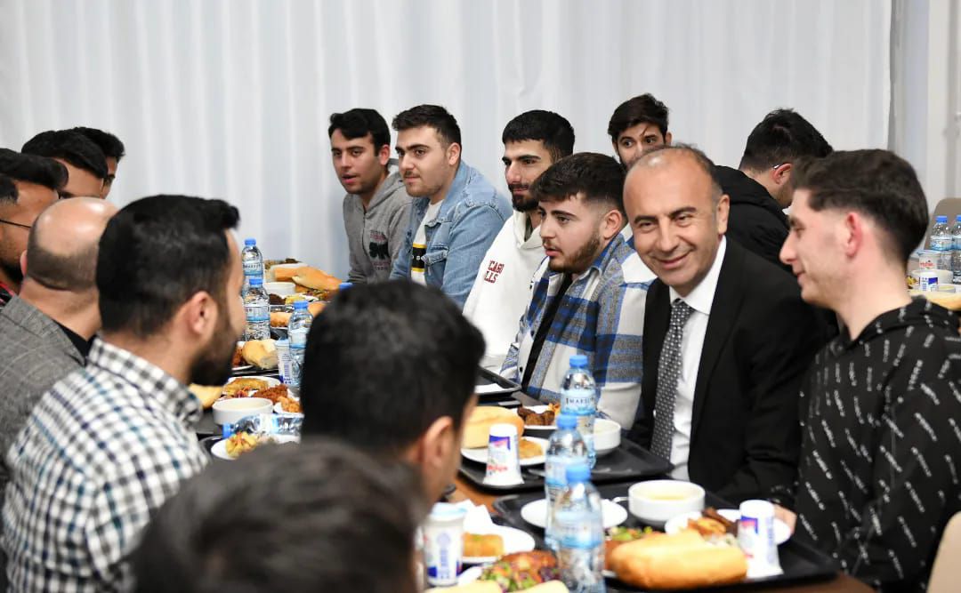 Adıyaman Üniversitesi Rektörü, öğrenci yurdunda iftar programı düzenledi