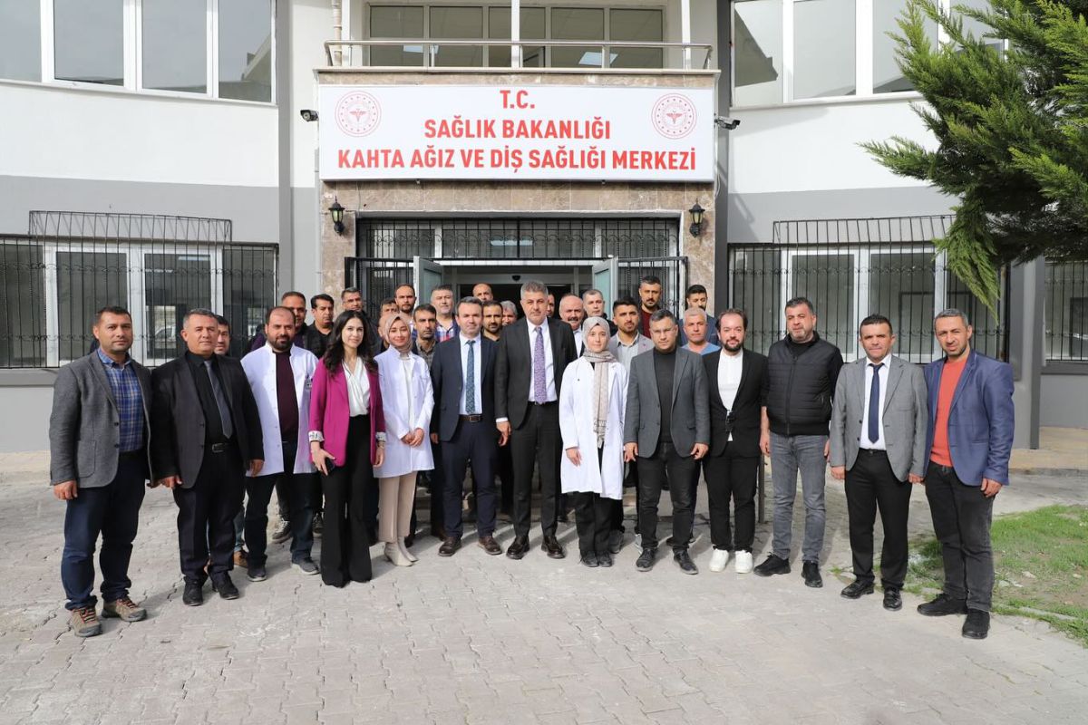 Adıyaman'ın Kahta ilçesinde Ağız ve Diş Sağlığı Merkezi hizmete açıldı.