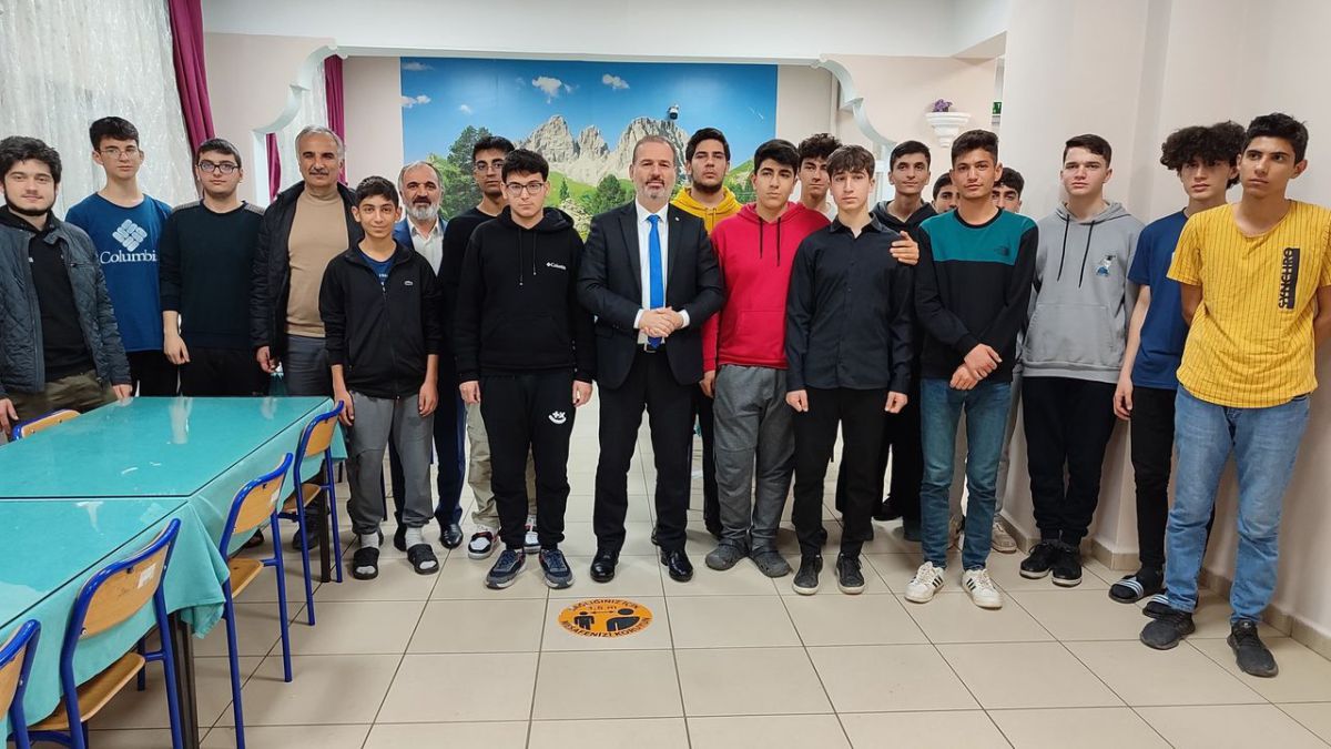 Adıyaman'da Milli Eğitim Müdürü Ali Tosun, lise pansiyonunda öğrencilerle iftar yaptı.