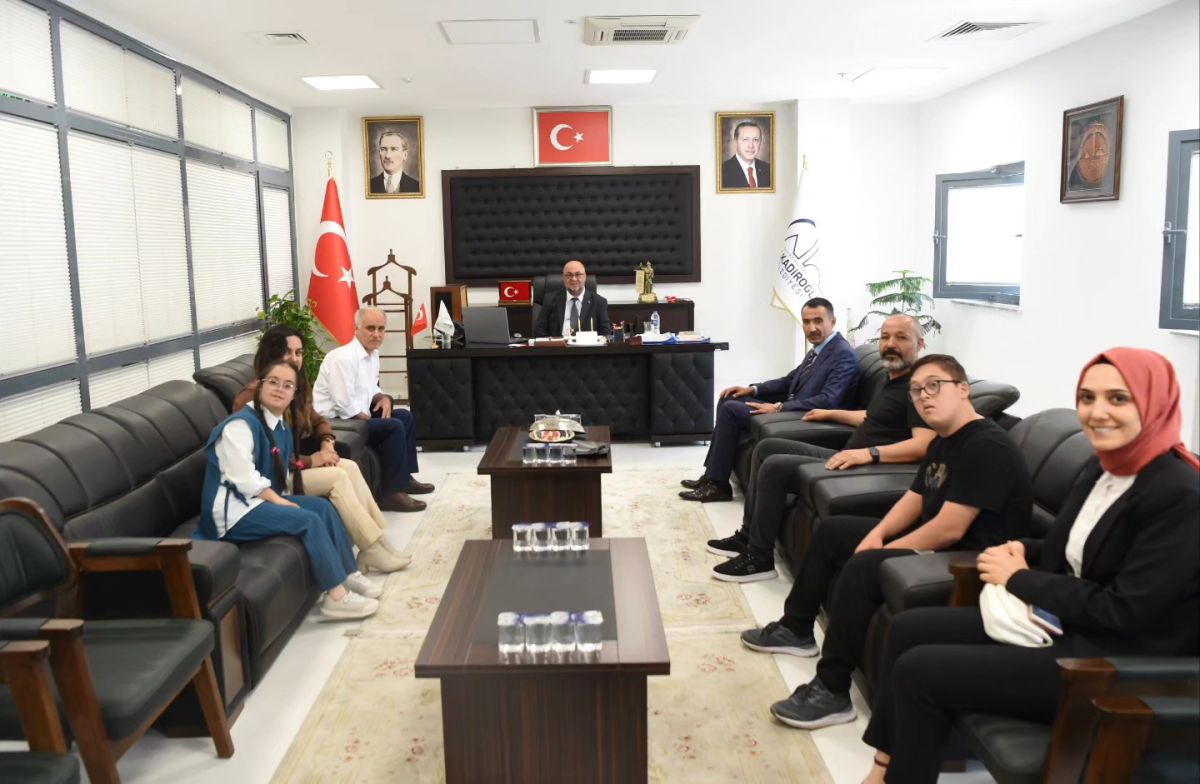 Kahramanmaraş'ta Özel Eğitim Meslek Okulu Öğretmen ve Öğrencileri Belediye Başkanını Ziyaret Etti
