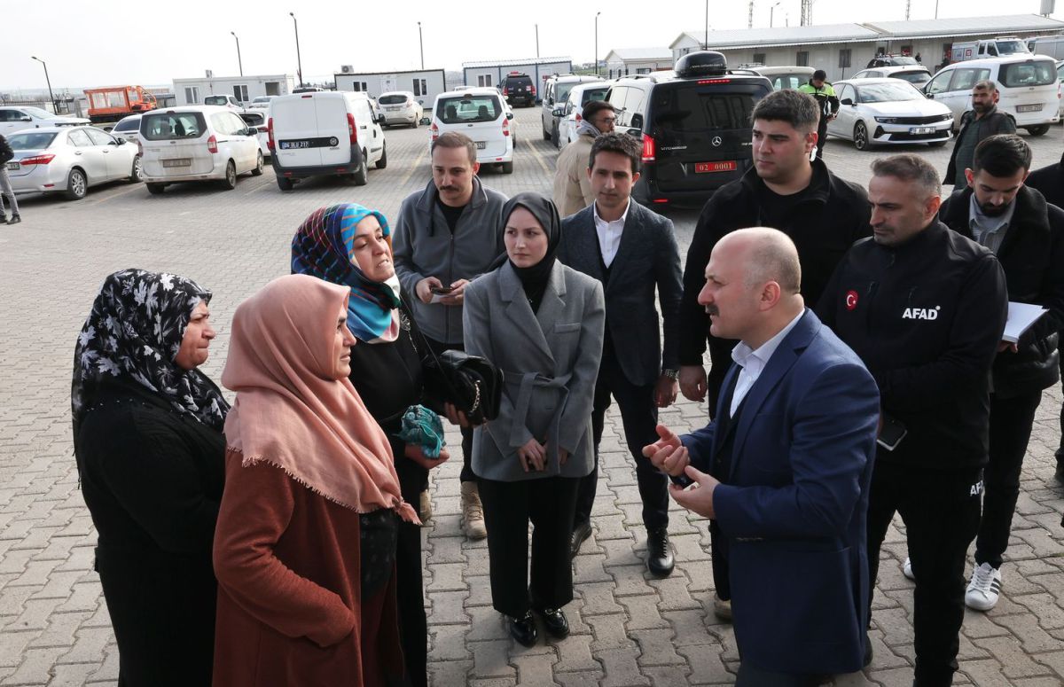 Adıyaman Valisi, AFAD İl Müdürlüğünü Ziyaret Ederek Vatandaşlarla İlgileniyor.