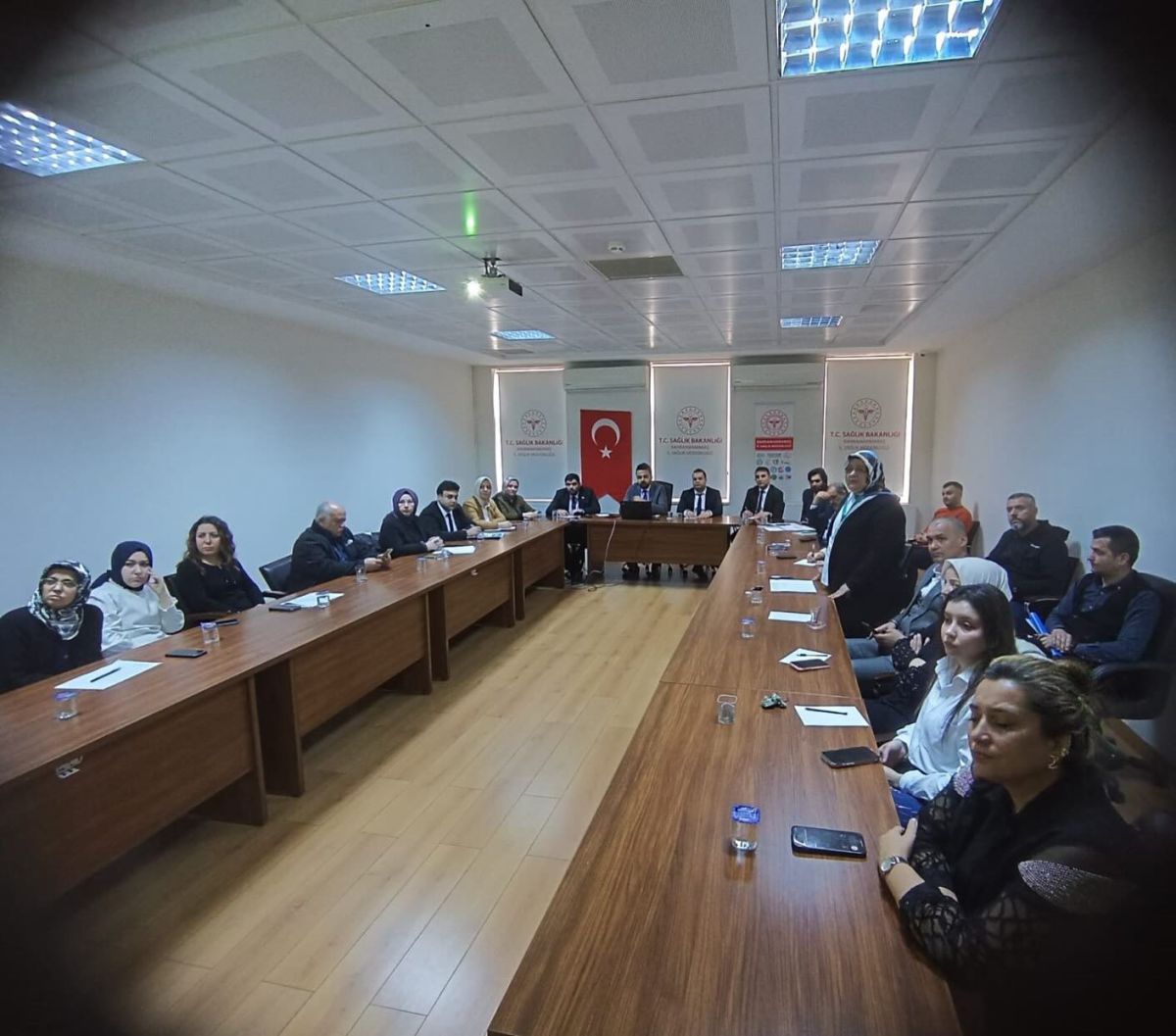 Kahramanmaraş'ta Afşin Devlet Hastanesi'nin hizmetleri değerlendirildi ve iyileştirme adımları atıldı.