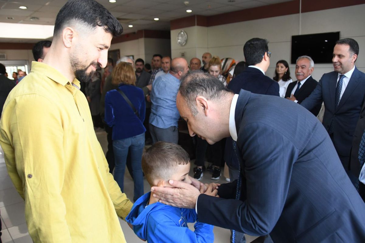 Adıyaman Üniversitesi, öğrenci ve akademisyenlerin katıldığı renkli bir bayramlaşma töreni düzenledi.