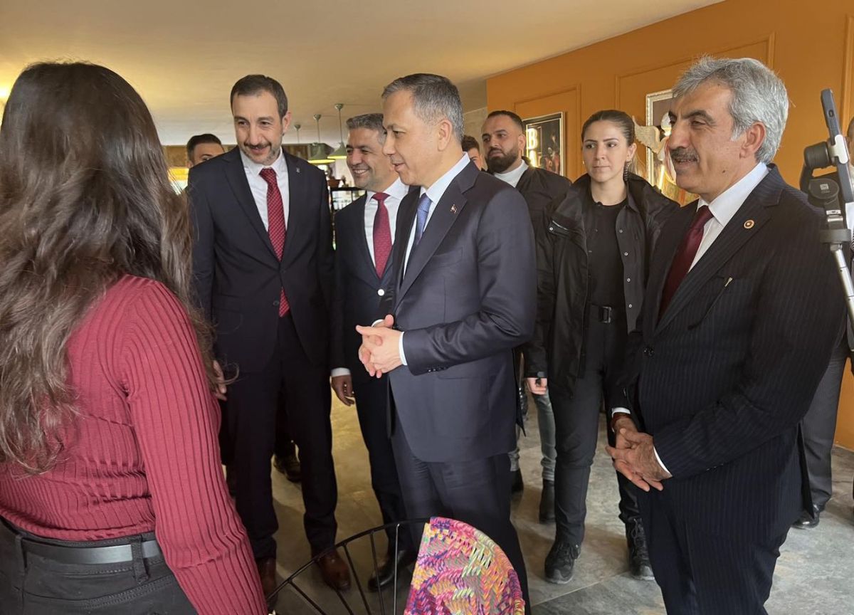 İçişleri Bakanı Yerlikaya, Esnaf Ziyaretleriyle Halkla İç İçe