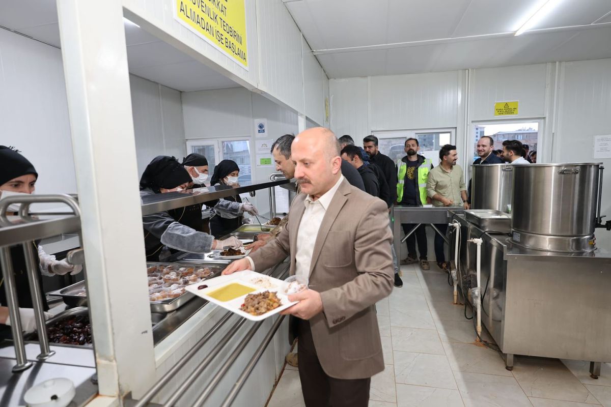 Adıyaman Valisi, inşaat işçileriyle Ramazan iftarında buluştu.