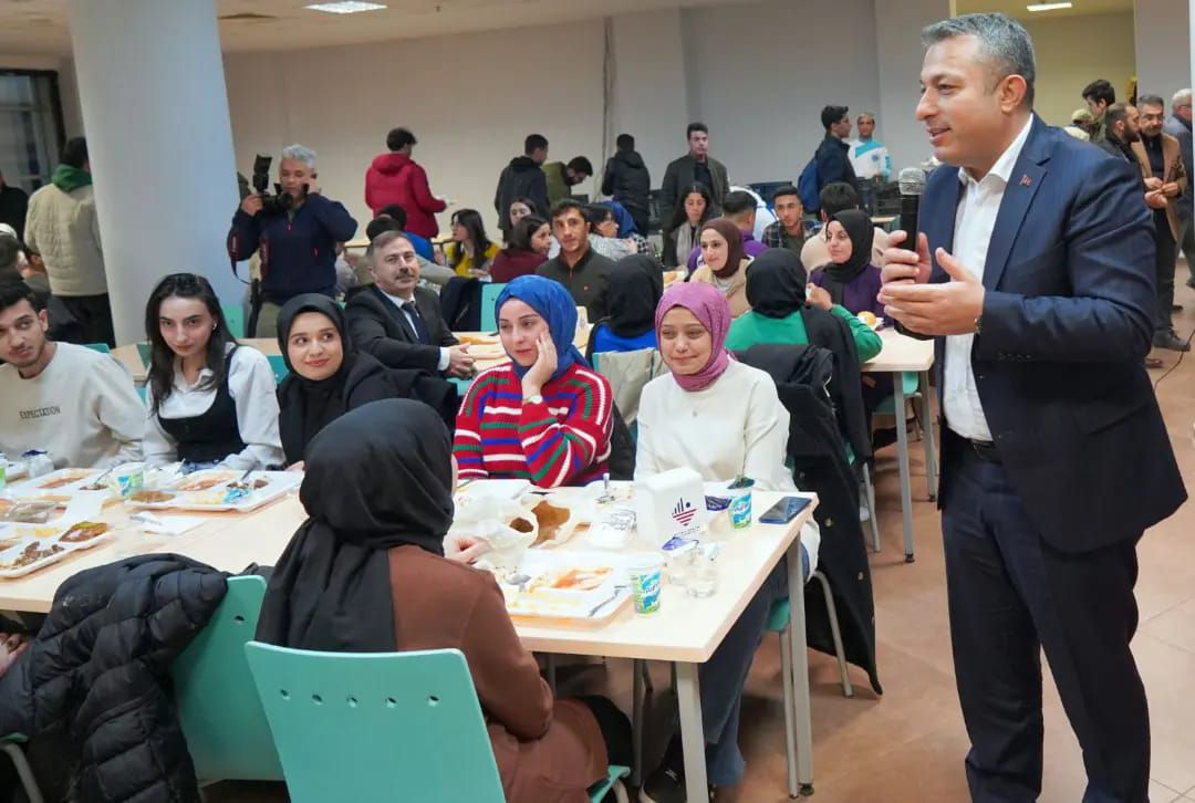 Kilis'te Üniversite ve Şehir Yöneticileri Öğrencilerle İftar Yaptı