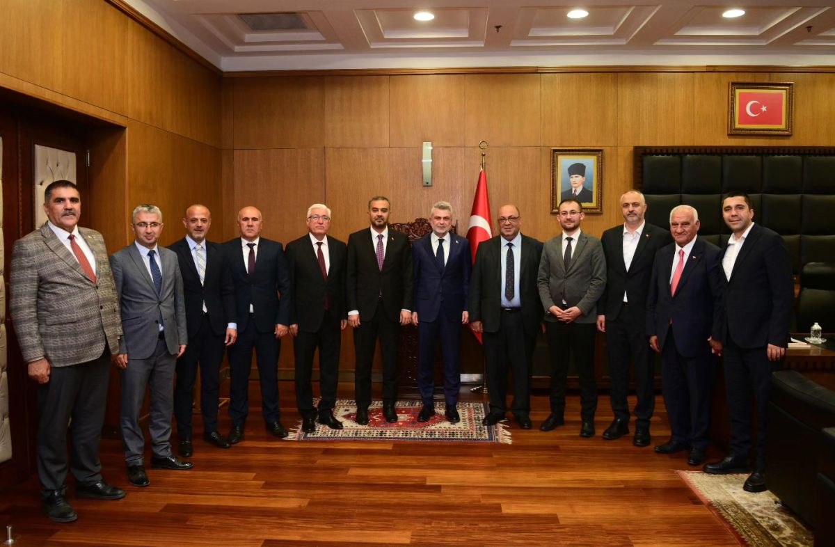 Fırat Görgel, Kahramanmaraş için ortak stratejiler belirlemek amacıyla ilçe belediye başkanlarıyla bir araya geldi.