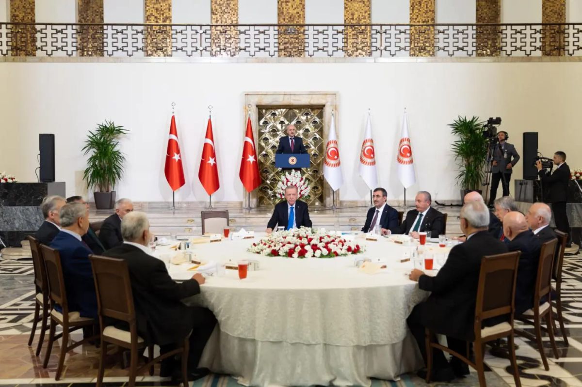 AK Parti Kahramanmaraş Milletvekili Vahit Kirişçi, Cumhurbaşkanı Erdoğan ve TBMM Başkanı Kurtulmuş ile iftar programında buluştu.