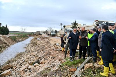 Şanlıurfa'da kırsal mahallelerde meydana gelen su baskını ve taşkınları inceleyen Vali Şıldak, hasar tespiti için saha çalışmaları sürüyor.