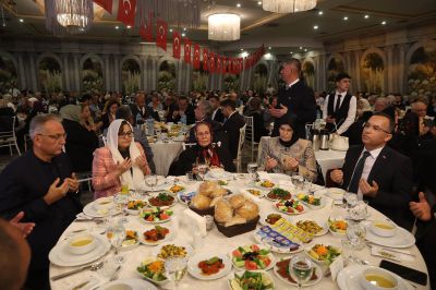 Gaziantep'te Vali ve Belediye Başkanı, Yaşlılar Haftası etkinliğinde iftar programında bir araya geldi