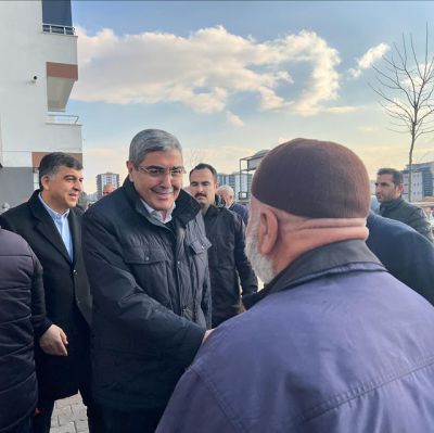 Gaziantep Milletvekili Mehmet Eyüp Özkeçeci, Alpaslan Mahallesi İlknur Sitesi sakinleriyle bir araya gelerek 'Güçlü Gaziantep'in inşası için vatandaşlardan destek istedi.