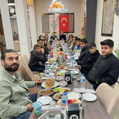 Kilis'te Okul Destek Projesi kapsamında düzenlenen iftar yemeğine İl Müdürü Emre Çalgan ve Sosyal Hizmet Merkezi Müdürü Ali Çelik katıldı.