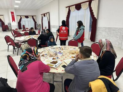 Kahramanmaraş'ın Çağlayancerit ilçesinde Sosyal Hizmet Merkezi ile Belediye iş birliğiyle yerel toplumun dayanışmasını pekiştiren iftar etkinliği düzenlendi.