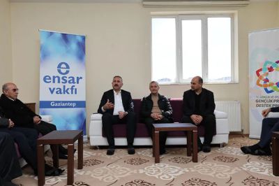 Gaziantep Milletvekili Abdülhamit Gül, Şahinbey Belediye Başkanı ile Ensar Vakfı Gaziantep Şubesi'ni ziyaret etti.