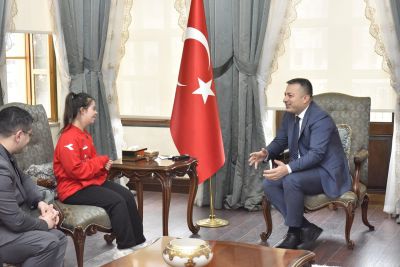 Kilis Valisi Tahir Şahin, Judo Sporcusu Sibel Yıldırım ve Antrenör Öner Ökkeş Buldum'u Trisome Oyunları öncesi ağırladı