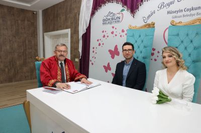 Göksun Belediye Başkanı Hüseyin Coşkun Aydın, Elif İzgi ve Süleyman Ergin çiftinin düğününde nikah şahitliği yaptı!