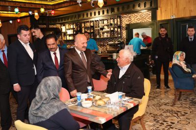 Adıyaman Valisi, Yaşlılara Saygı Haftası'nda yaşlılarla iftarda buluştu.