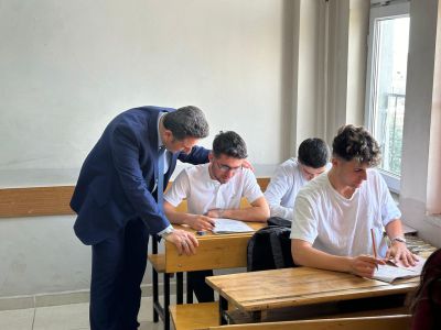 Kahta Anadolu Lisesi'nde düzenlenen kazanım değerlendirme sınavları eğitim yöneticilerinin ilgisini çekti