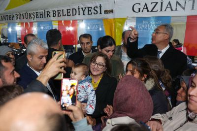 Gaziantep Büyükşehir Belediye Başkanı Fatma Şahin, Ramazan ikinci gününde halkla iftarda bir araya geldi.