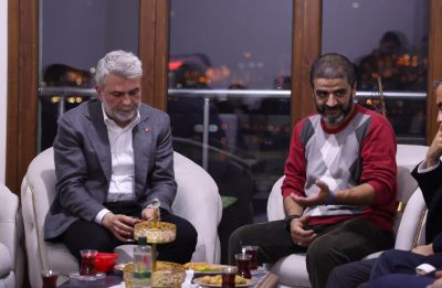 AK Parti, Kahramanmaraş'ta Depremde Kaybettikleri İçin Gençlik Meclisi Üyesinin Ailesini Taziye Etti