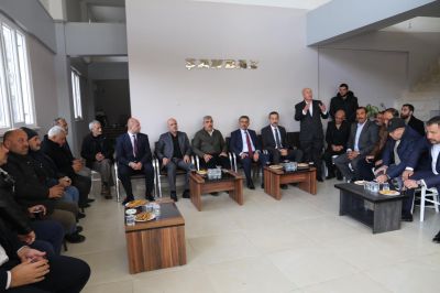 AK Parti Kilis İl Başkanı Serhan Diyarbakırlı, Milletvekili Ahmet Salih Dal ve Belediye Başkan Adayı Reşit Polat, yerel iş insanı Ahmet Sarıbaş ve ailesini ziyaret etti