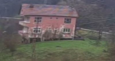 Kastamonu'da Heyelan Nedeniyle Boşaltılan Ev Çöktü