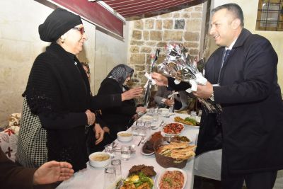 Kilis Valisi Tahir Şahin Çifti, Yaşlıları Özel İftar Yemeğinde Ağırladı