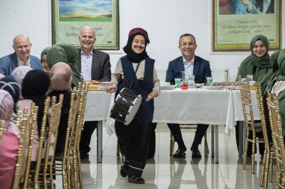 Vali Çeber, Hoşgör Hafızlık Kız Kur'an Kursu öğrencileriyle iftarda buluştu.