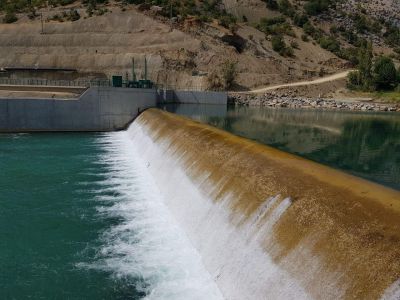 Gaziantep Büyükşehir Belediyesi, Türkiye'nin en büyük içme suyu barajı olan Düzbağ projesiyle şehrin su ihtiyacını karşılamayı hedefliyor.