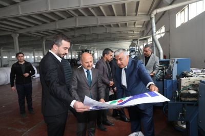 Adıyaman Ticaret ve Sanayi Odası Başkanı Mehmet Torunoğlu, Adıyaman Organize Sanayi Bölgesi'ni ziyaret etti ve çuval fabrikasını inceledi.