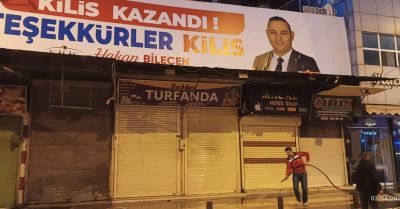 Kilis Belediyesi, Cumhuriyet Caddesi'nde Arap sabunuyla temizlik çalışması başlattı