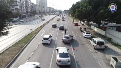 Ramazan Bayramı'nda yaşanan yoğunluk nedeniyle trafik kazaları arttı, yetkililer halkı tedbirli olmaya çağırıyor.