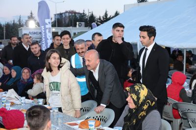 Adıyaman Valisi Dr. Osman Varol, Altınşehir Mahallesi'nde düzenlenen iftar programında halkla buluştu