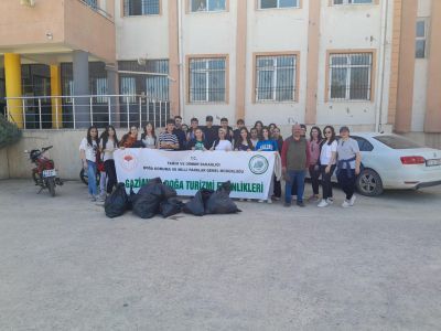 Gaziantep'te Opet Anadolu Lisesi öğrencileri, Tahtaköprü Baraj Gölü'nde doğa turizmiyle çevre temizliği gerçekleştirdi.