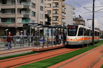 Gaziantep Büyükşehir Belediyesi, Genç Gaziantep uygulamasıyla üniversite öğrencilerine ücretsiz ulaşım imkanı sağlıyor.